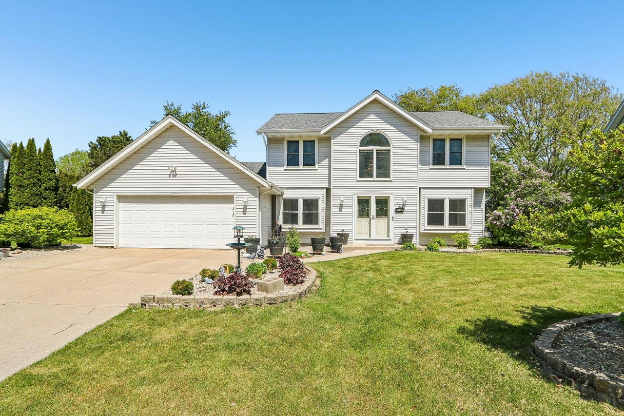 700 E Hobby Ln, Oak Creek, WI 53154