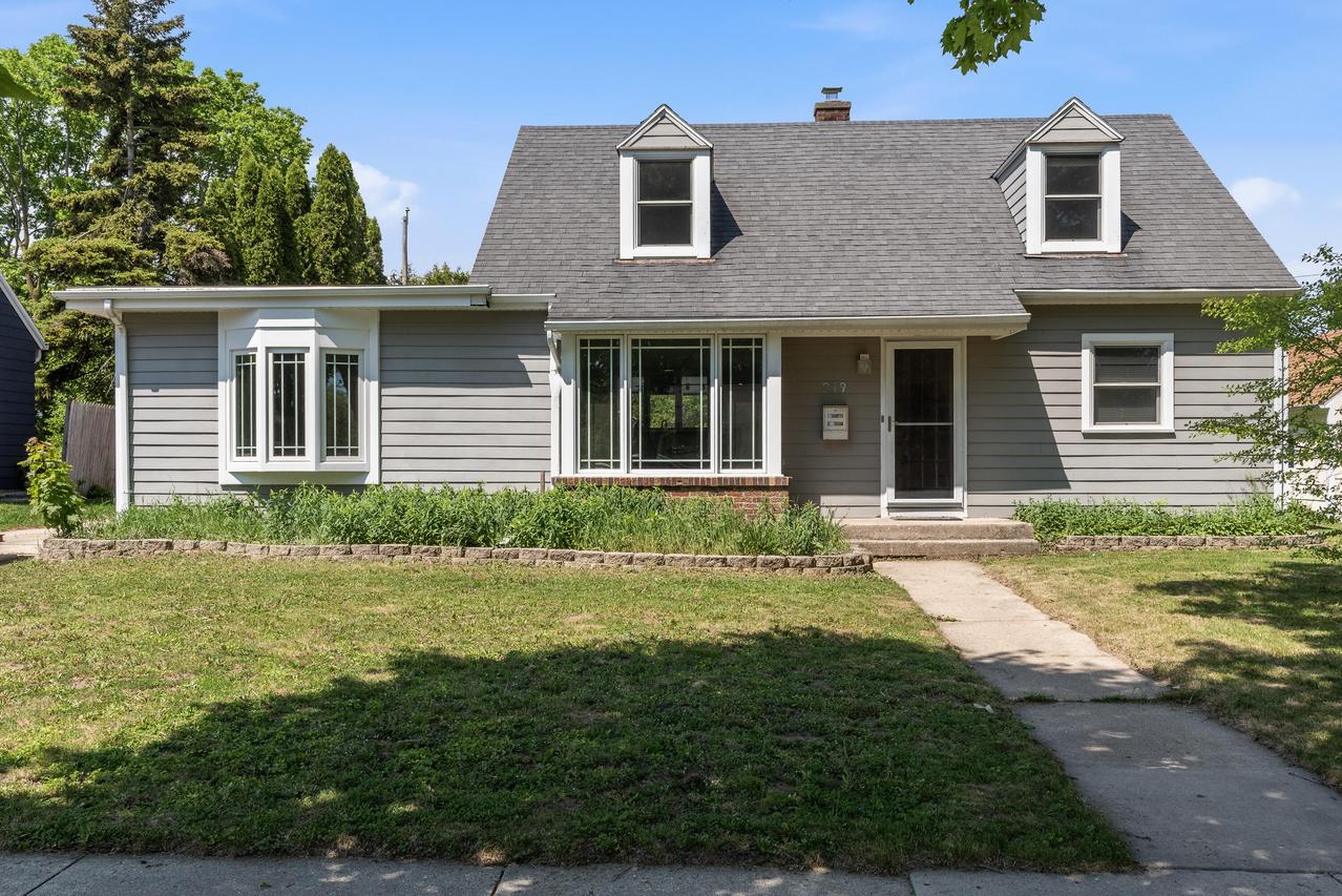 219 Summit Dr, Port Washington, WI 53074