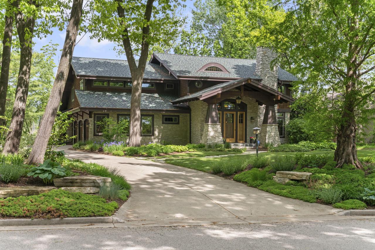 7541 S Cambridge Dr, Franklin, WI 53132