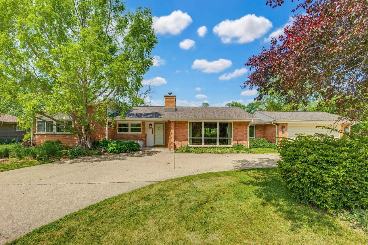 6757 N Santa Monica Blvd, Fox Point, WI 53217