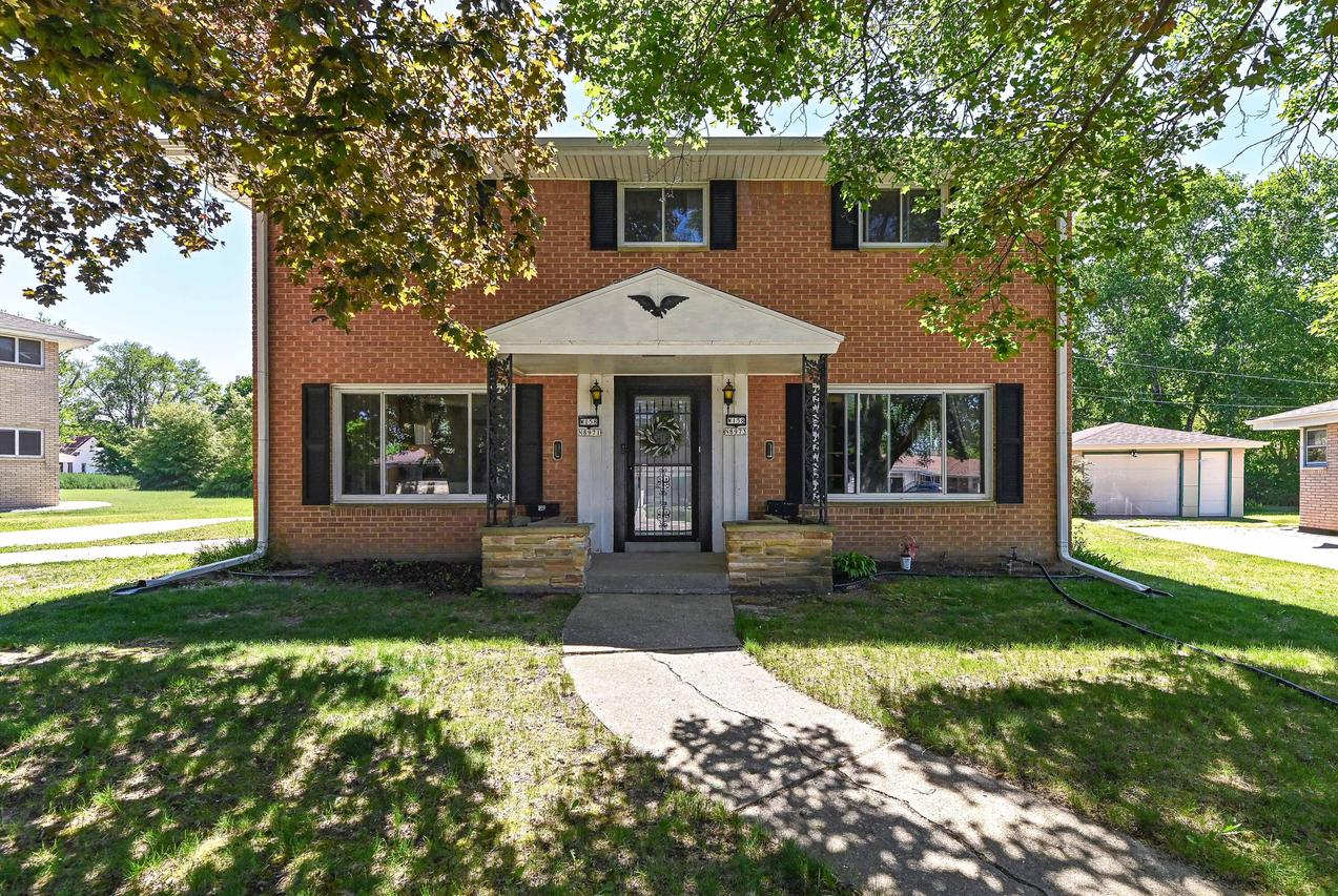 W158N8971 Charles Dr #8973, Menomonee Falls, WI 53051