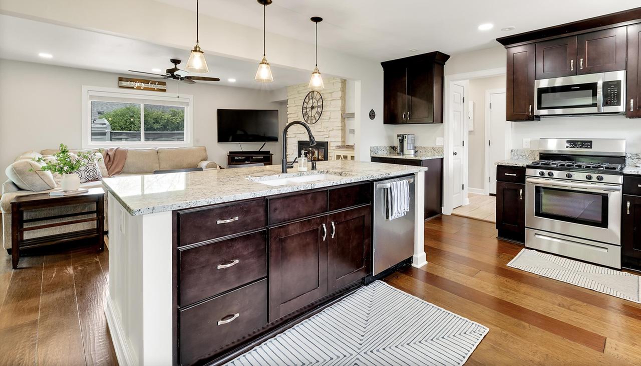 8975 N Santa Monica Blvd, Bayside, WI 53217