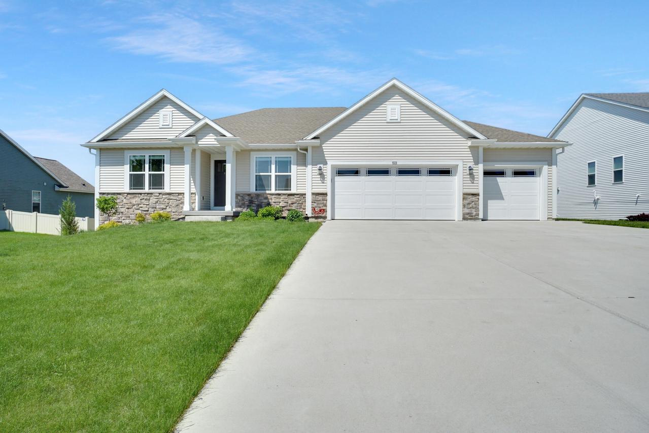 625 Mary Way, Slinger, WI 53086