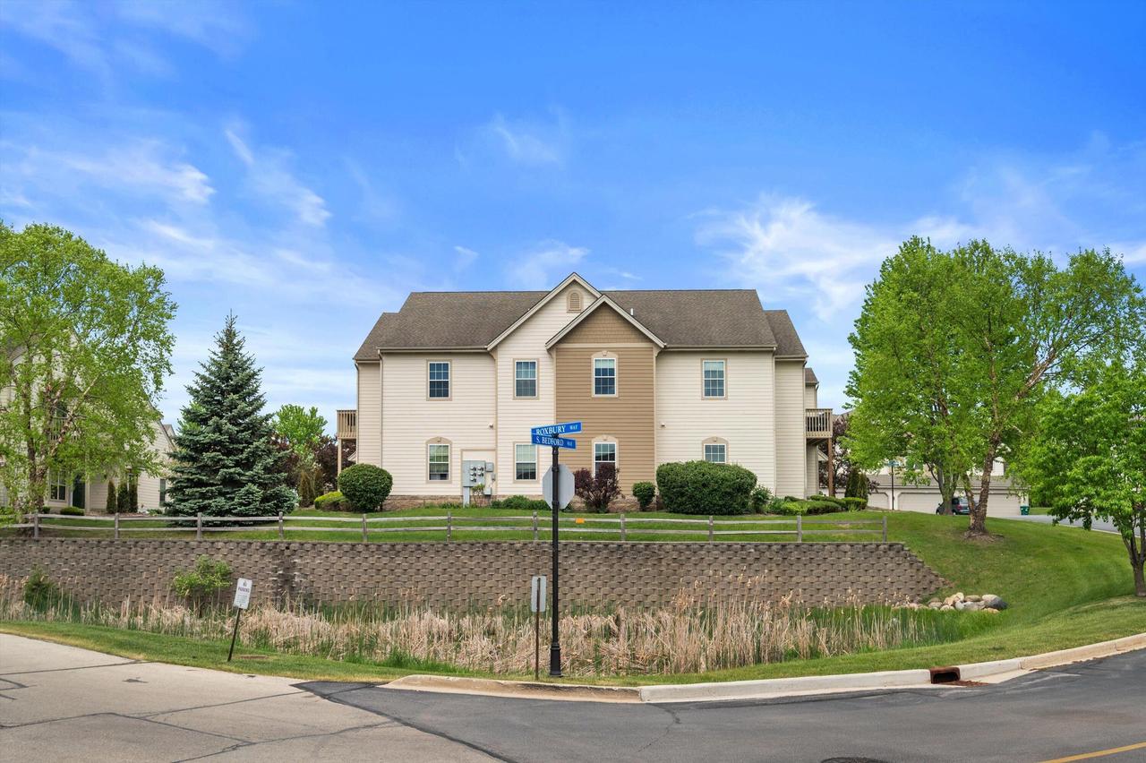 8614 S Stratford Rd, Oak Creek, WI 53154