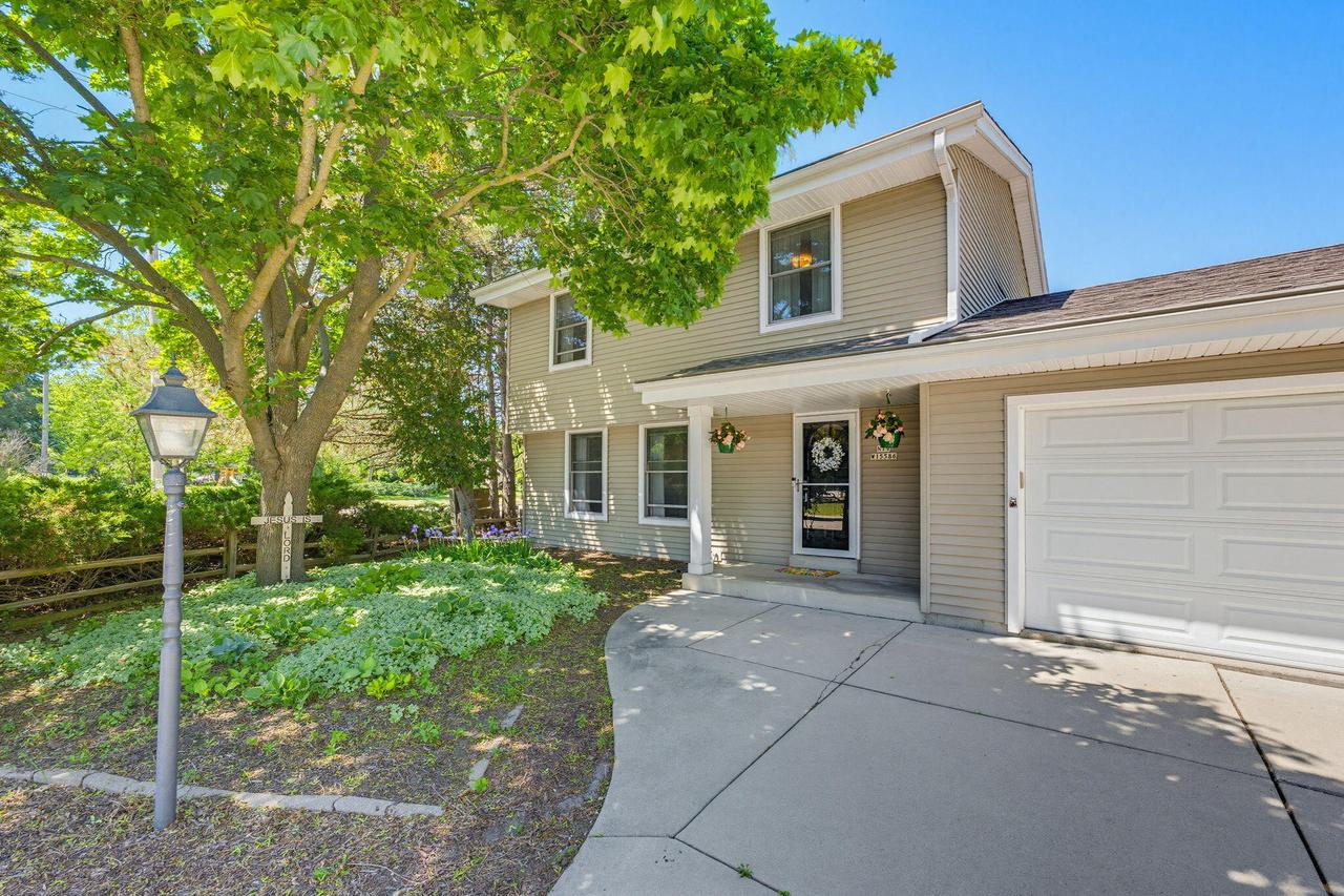 N79W15586 Deerfield Trl, Menomonee Falls, WI 53051