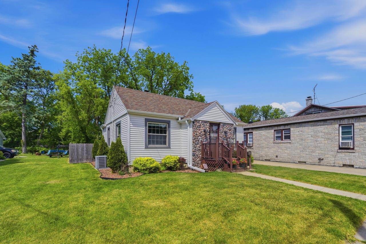 206 W 2nd St, Oconomowoc, WI 53066