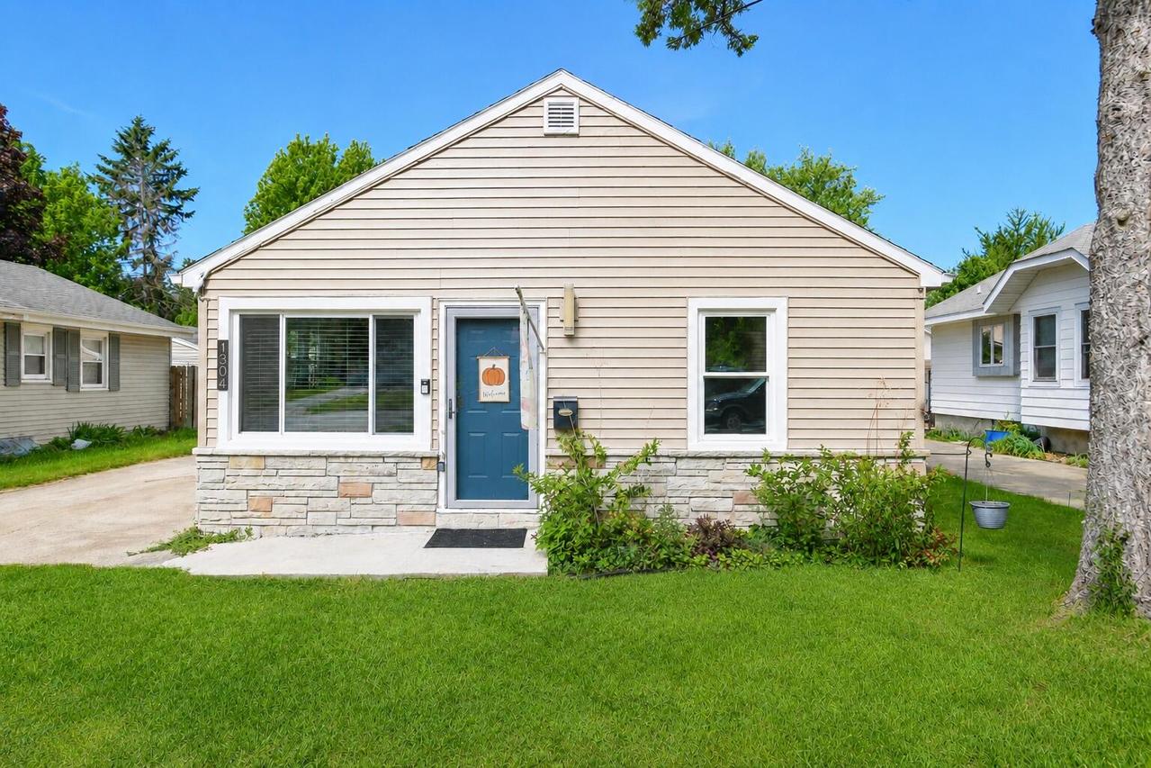 1304 N Grandview Blvd, Waukesha, WI 53188