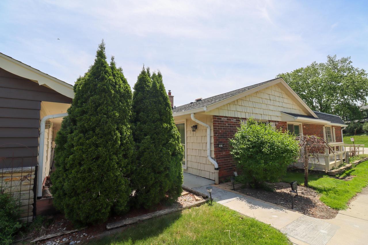 5324 Woodbridge Ln, Greenfield, WI 53221