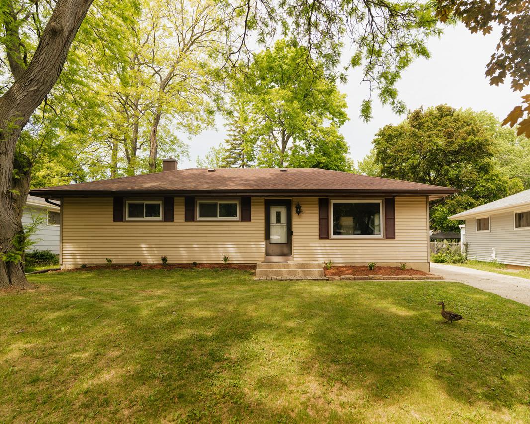 3820 W Iona Ter, Milwaukee, WI 53221