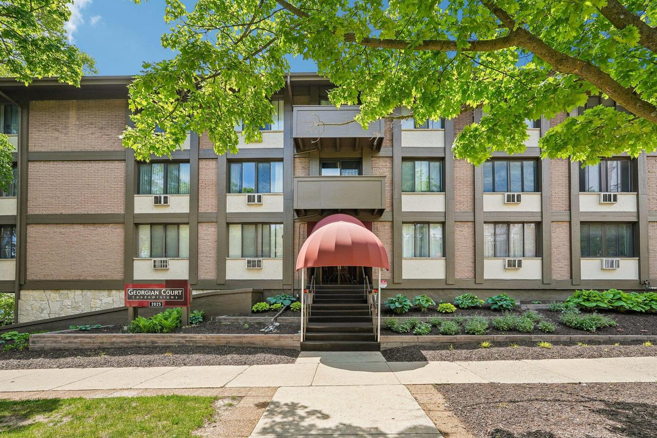 2025 E Greenwich Ave #106, Milwaukee, WI 53211