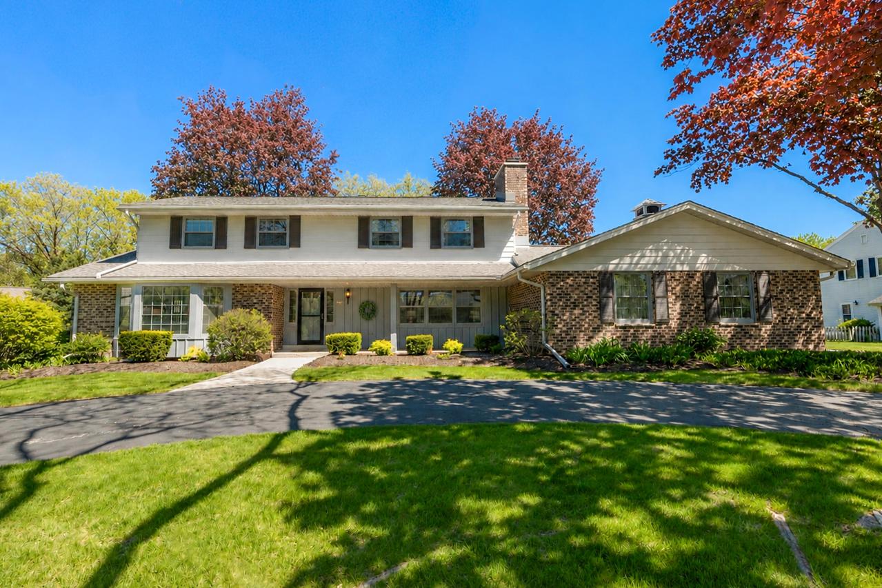 18120 Le Chateau Dr, Brookfield, WI 53045