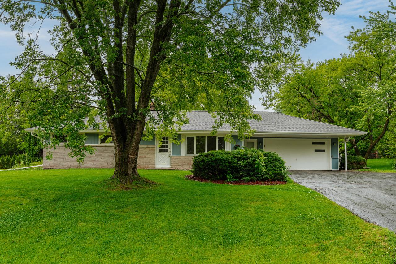 N78W16300 Carl Ross Dr, Menomonee Falls, WI 53051