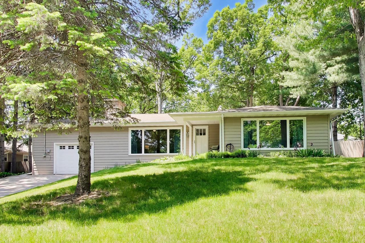1030 Jenkins Dr, Fontana, WI 53125