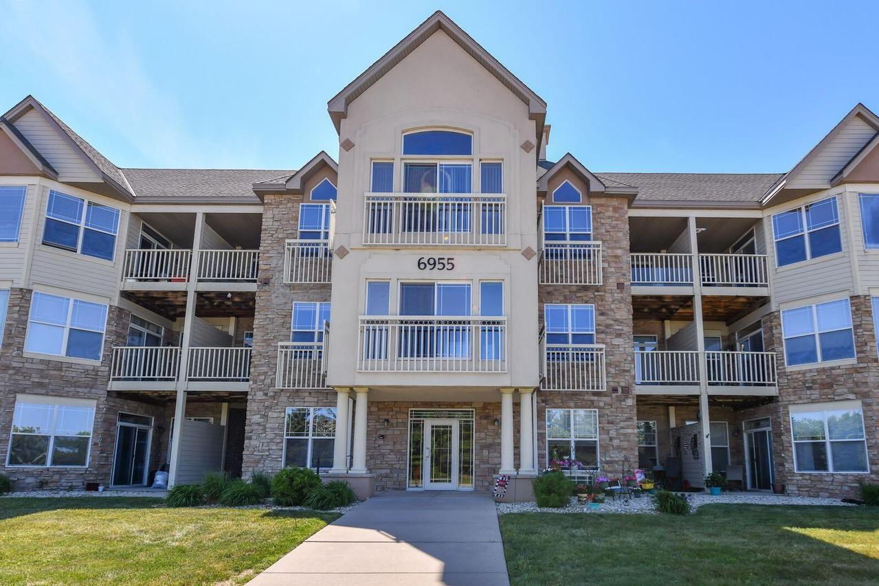 6955 S Riverwood Blvd #211, Franklin, WI 53132