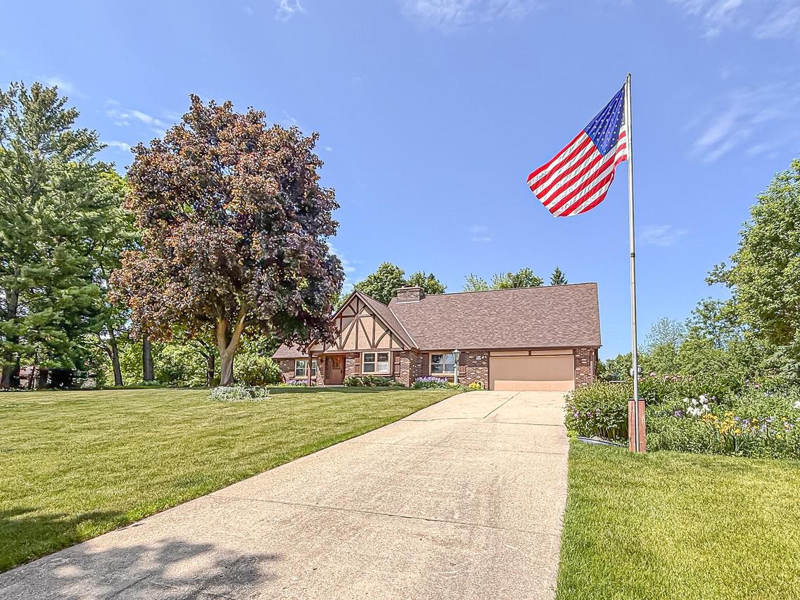 W274N4237 Clara Ct, Pewaukee, WI 53072