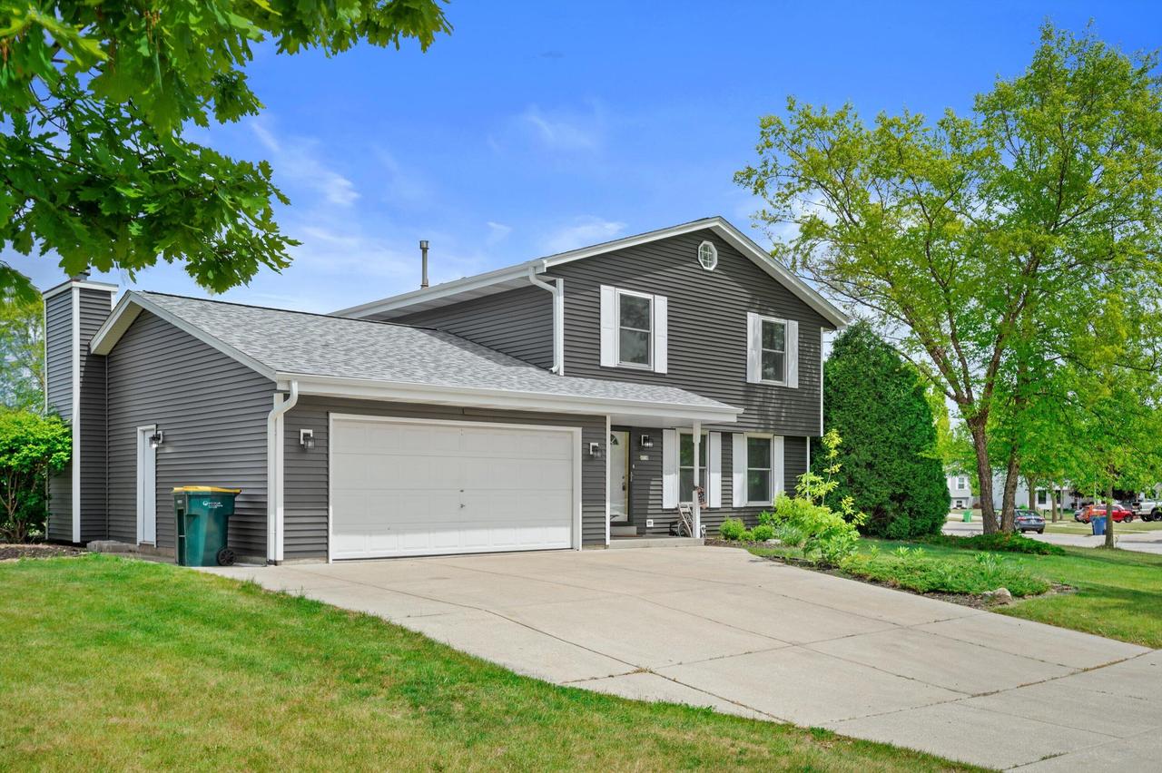 8730 S Fieldpointe Dr, Oak Creek, WI 53154