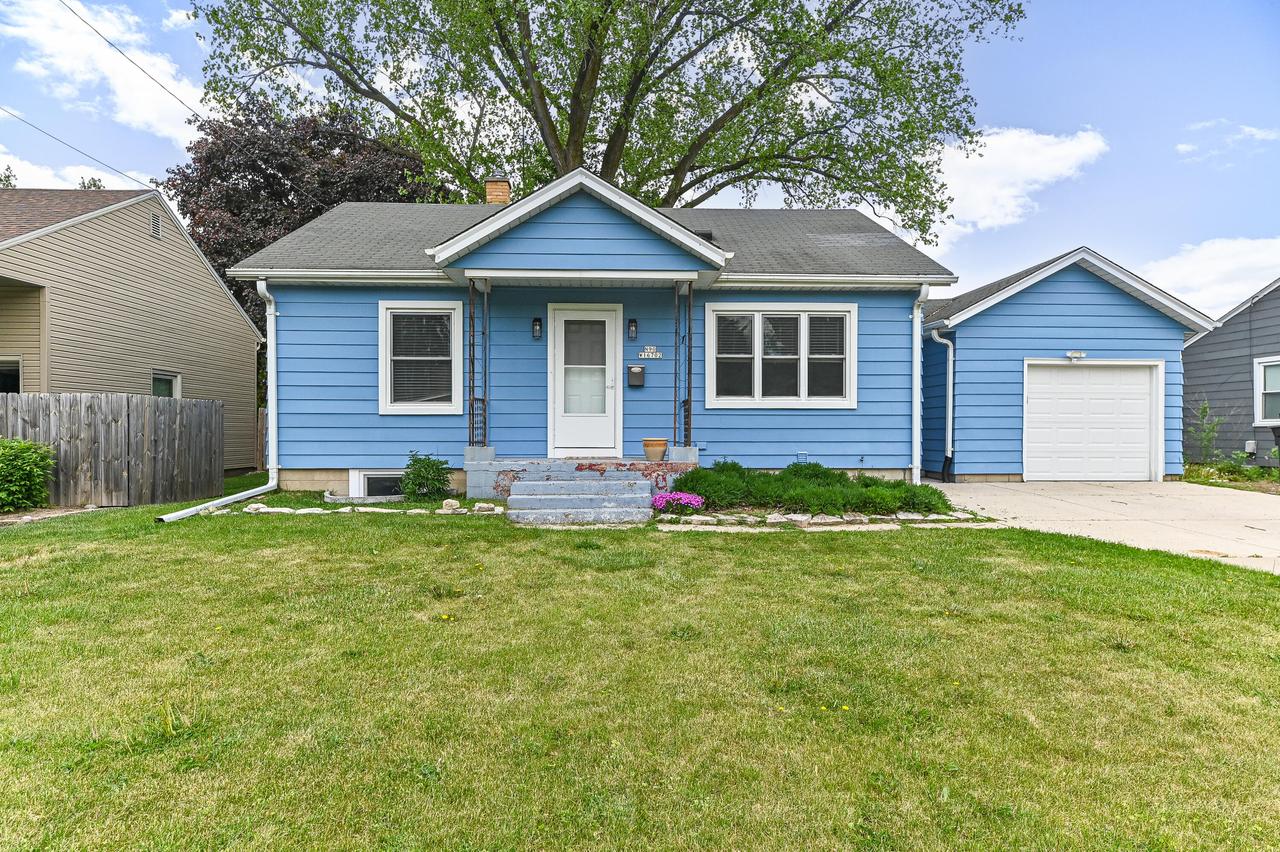 N90W16702 Pershing Ave, Menomonee Falls, WI 53051