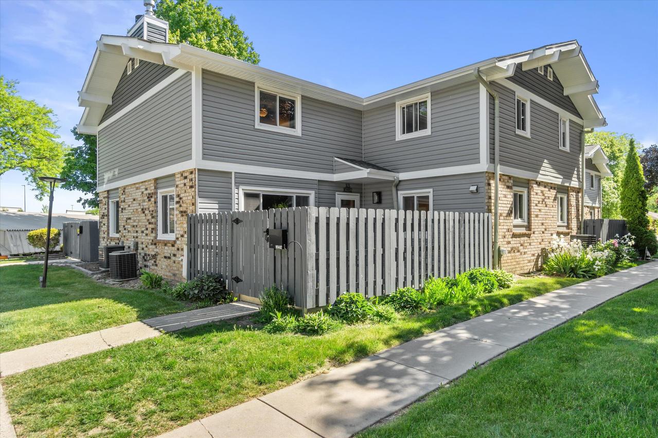 N76W14482 Northpoint Dr, Menomonee Falls, WI 53051