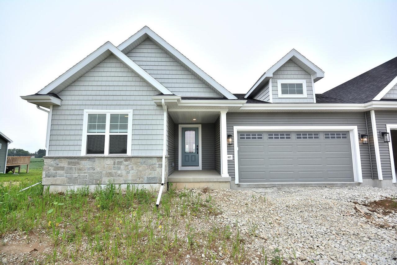 1037 Elderberry Rd, Oconomowoc, WI 53066