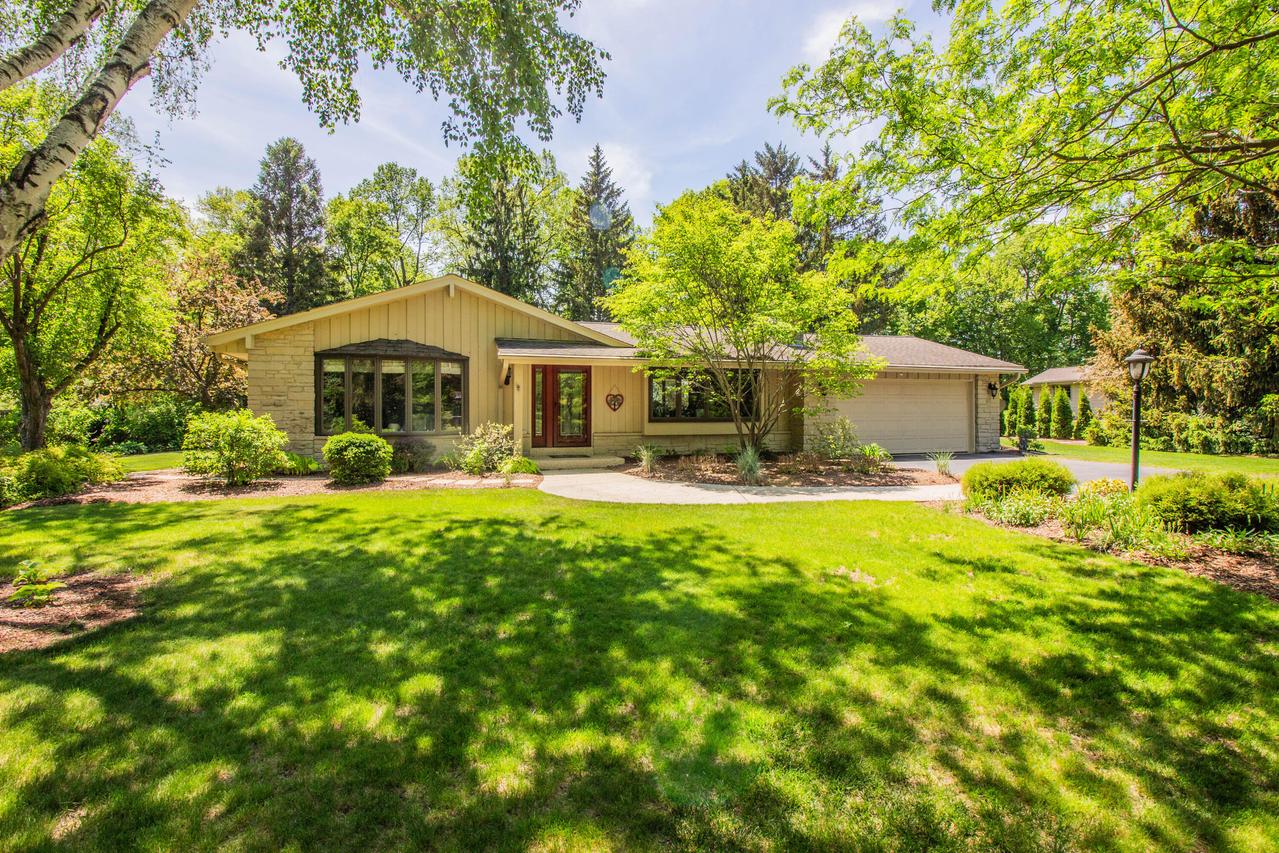 7387 Glencoe Dr, Cedarburg, WI 53012