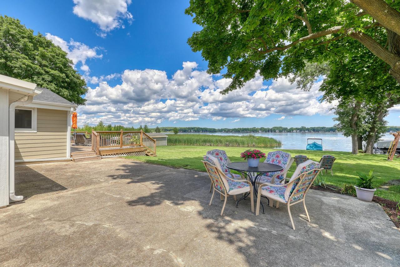 2818 Peninsula Ave, Delafield, WI 53018