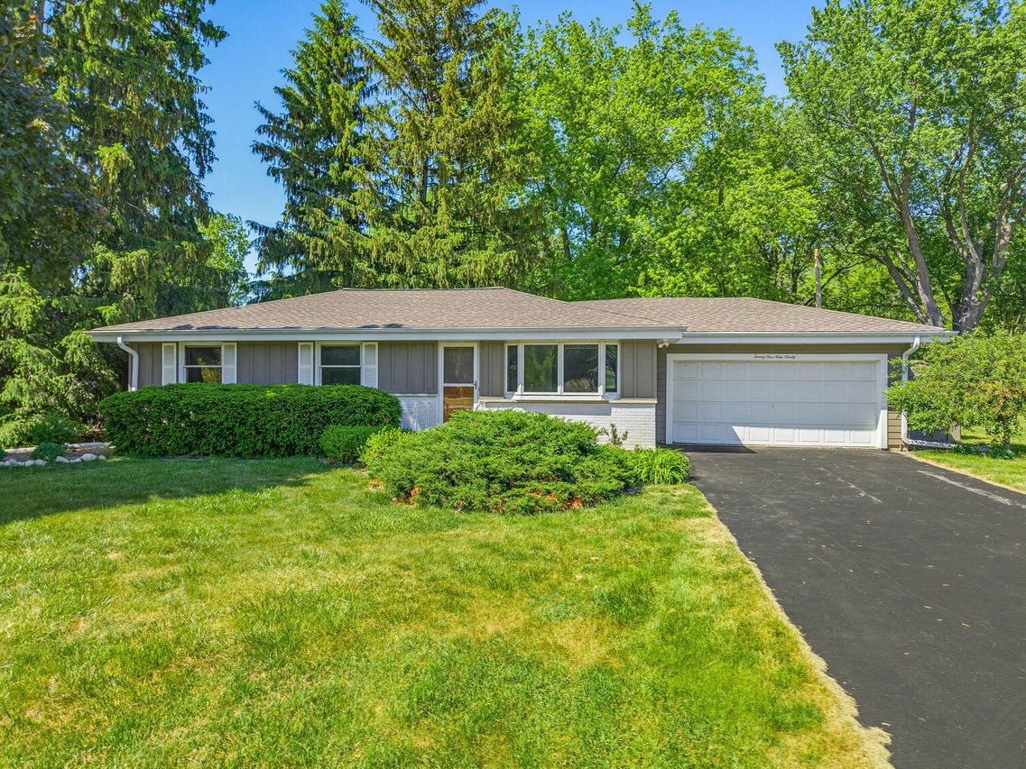 21990 Holly Crest Dr, Brookfield, WI 53045
