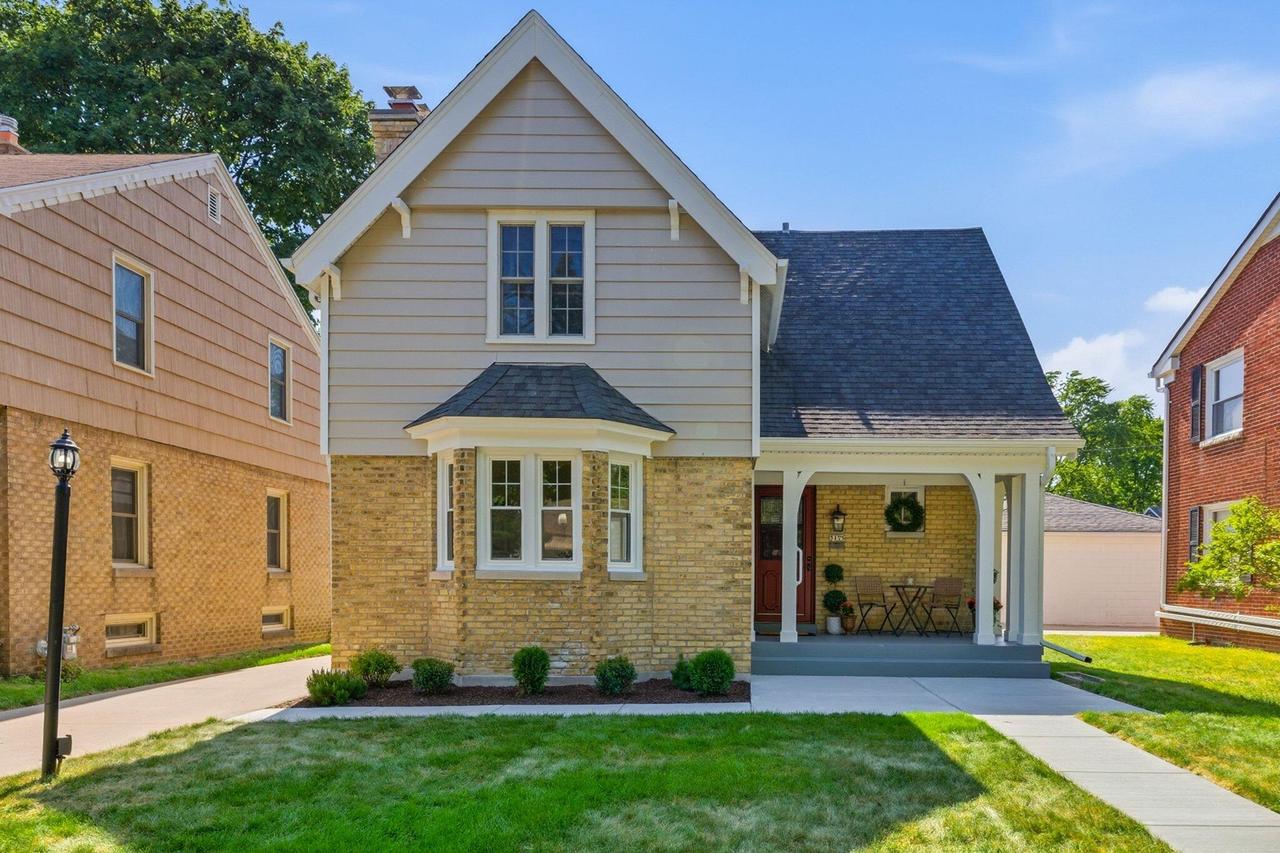 5159 N Santa Monica Blvd, Whitefish Bay, WI 53217