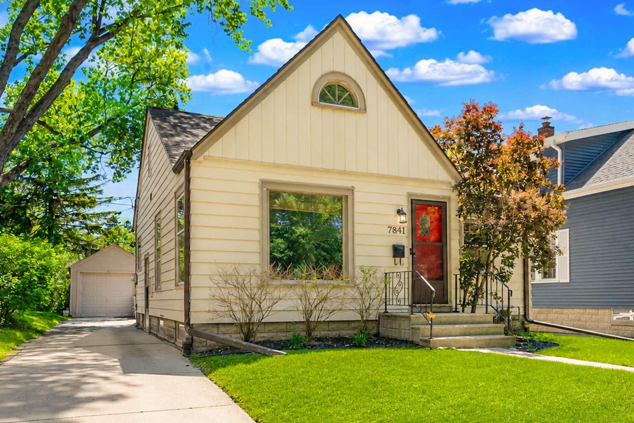 7841 W Lorraine Pl, Milwaukee, WI 53222