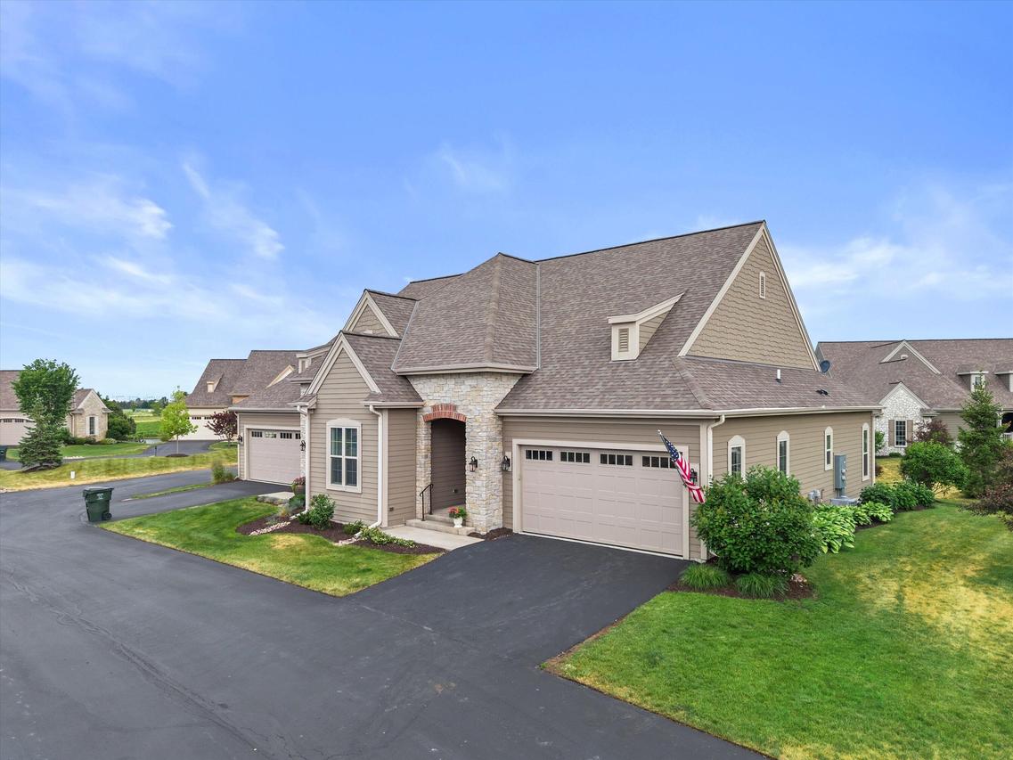 1522 Champion Ct, Oconomowoc, WI 53066