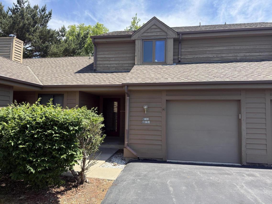 W132N8130 Danell Dr, Menomonee Falls, WI 53051