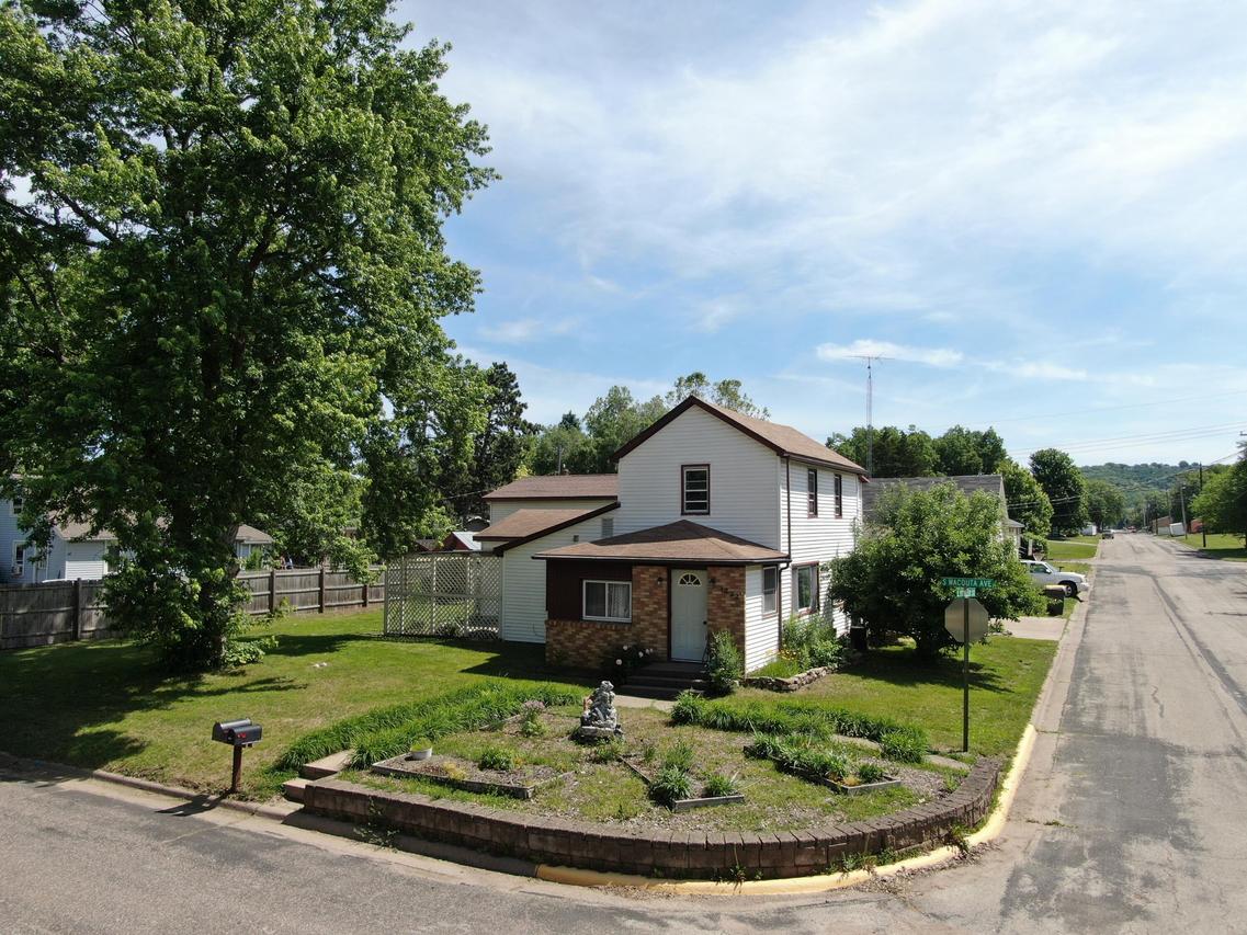 1222 S Wacouta Ave, Prairie Du Chien, WI 53821