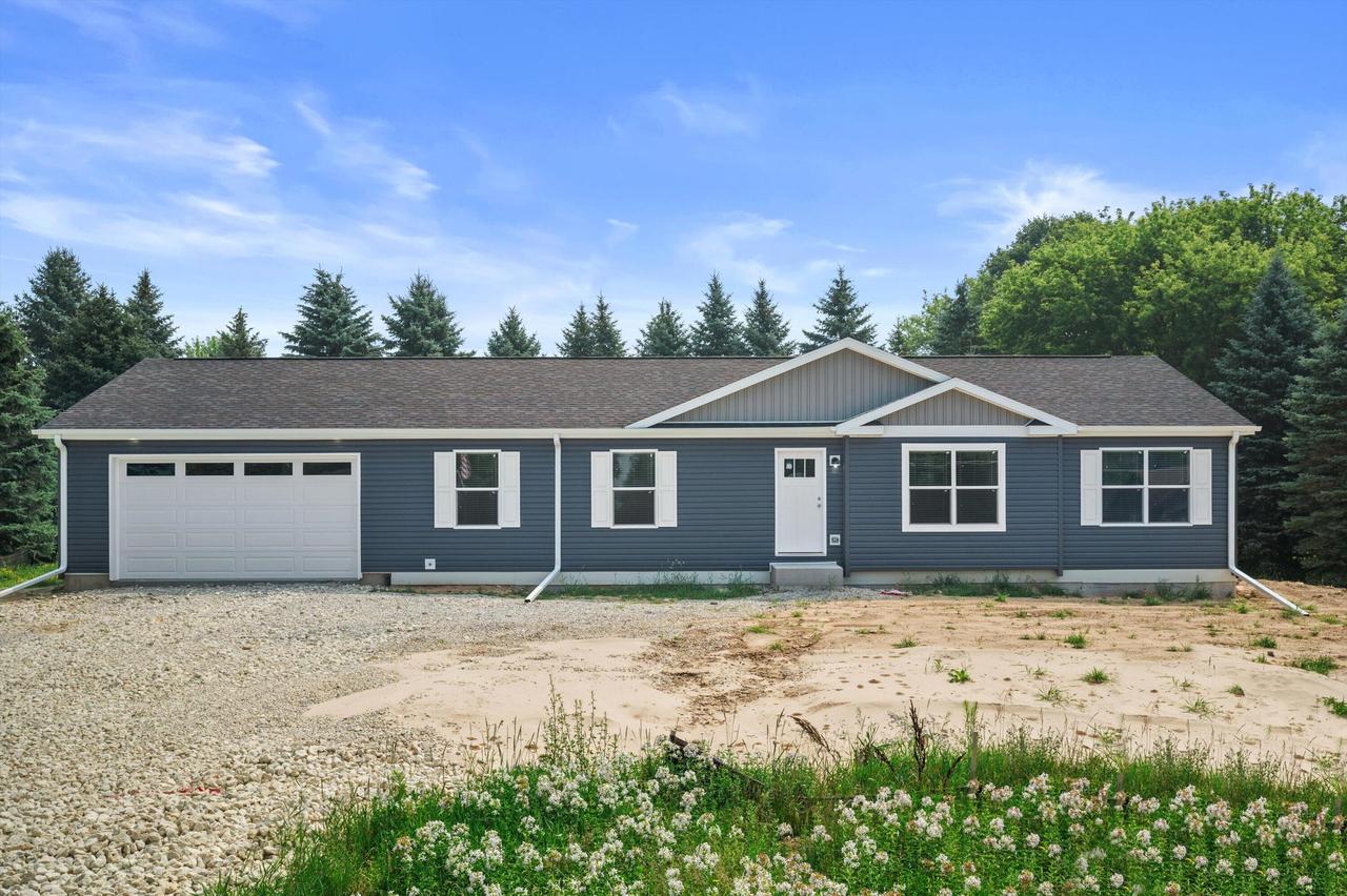6910 Shady Ln., Newburg, WI 53090