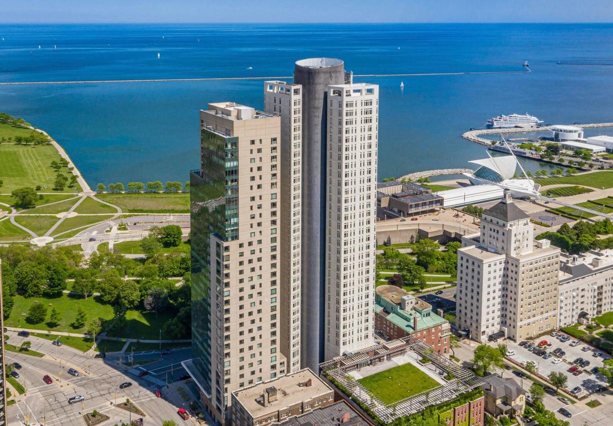 923 E Kilbourn Ave #2103, Milwaukee, WI 53202