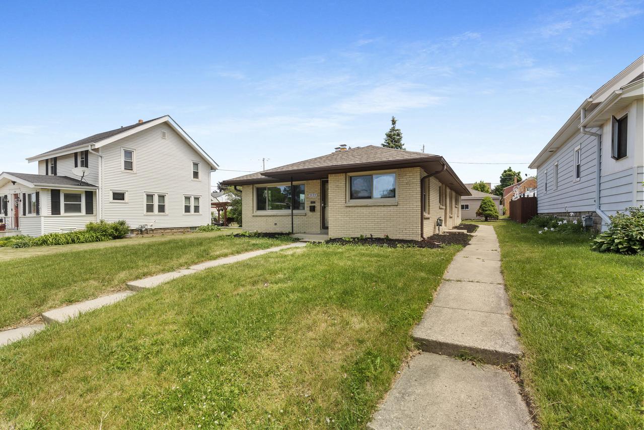2122 S 86th St, West Allis, WI 53227