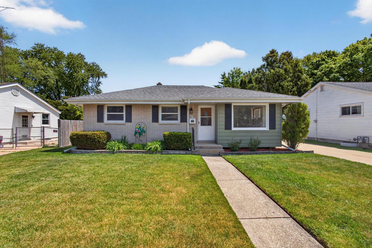 3633 Regency Dr, Racine, WI 53402