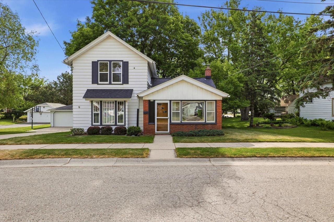 354 Prospect Ave, Hartland, WI 53029