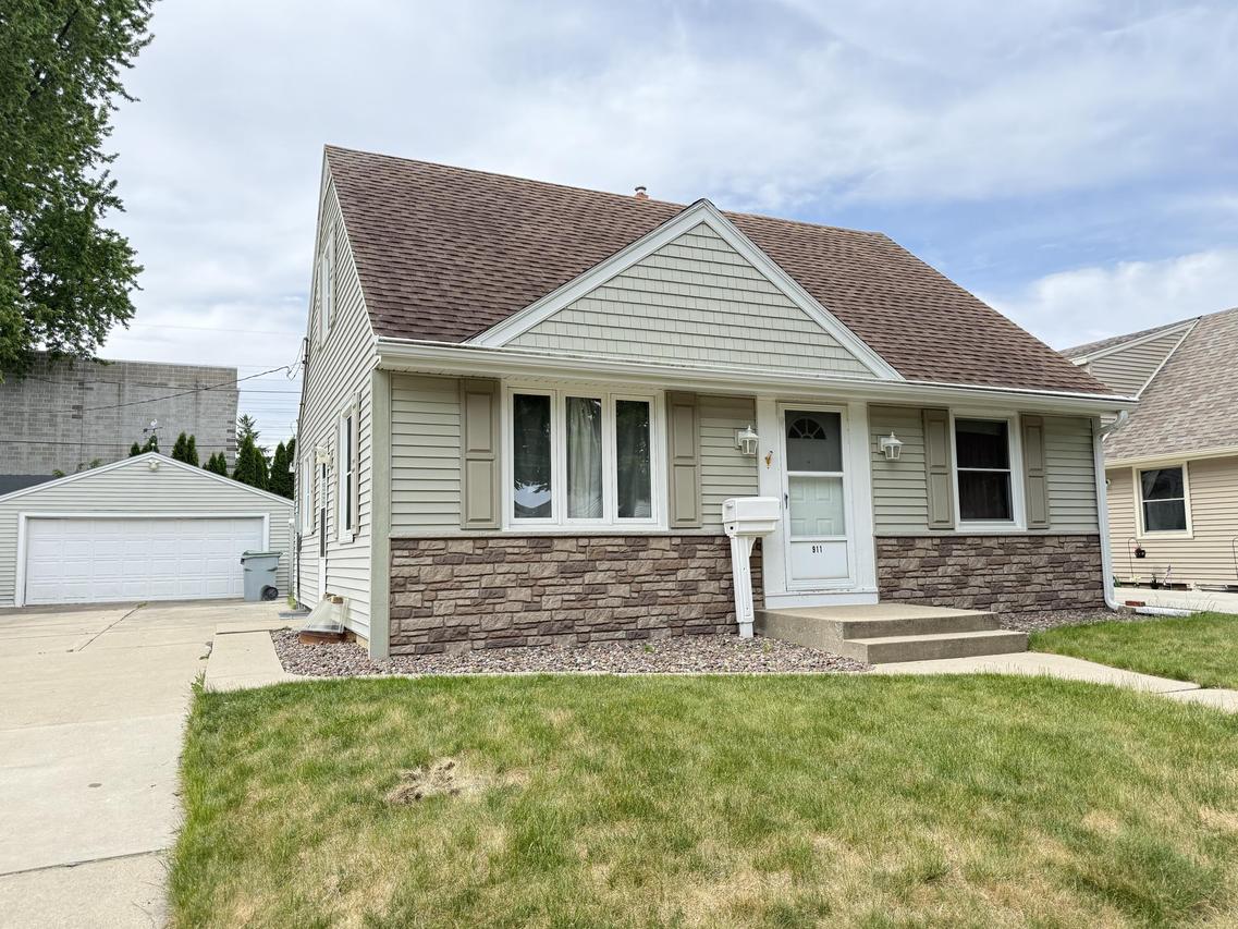 911 E Norwich St, Milwaukee, WI 53207