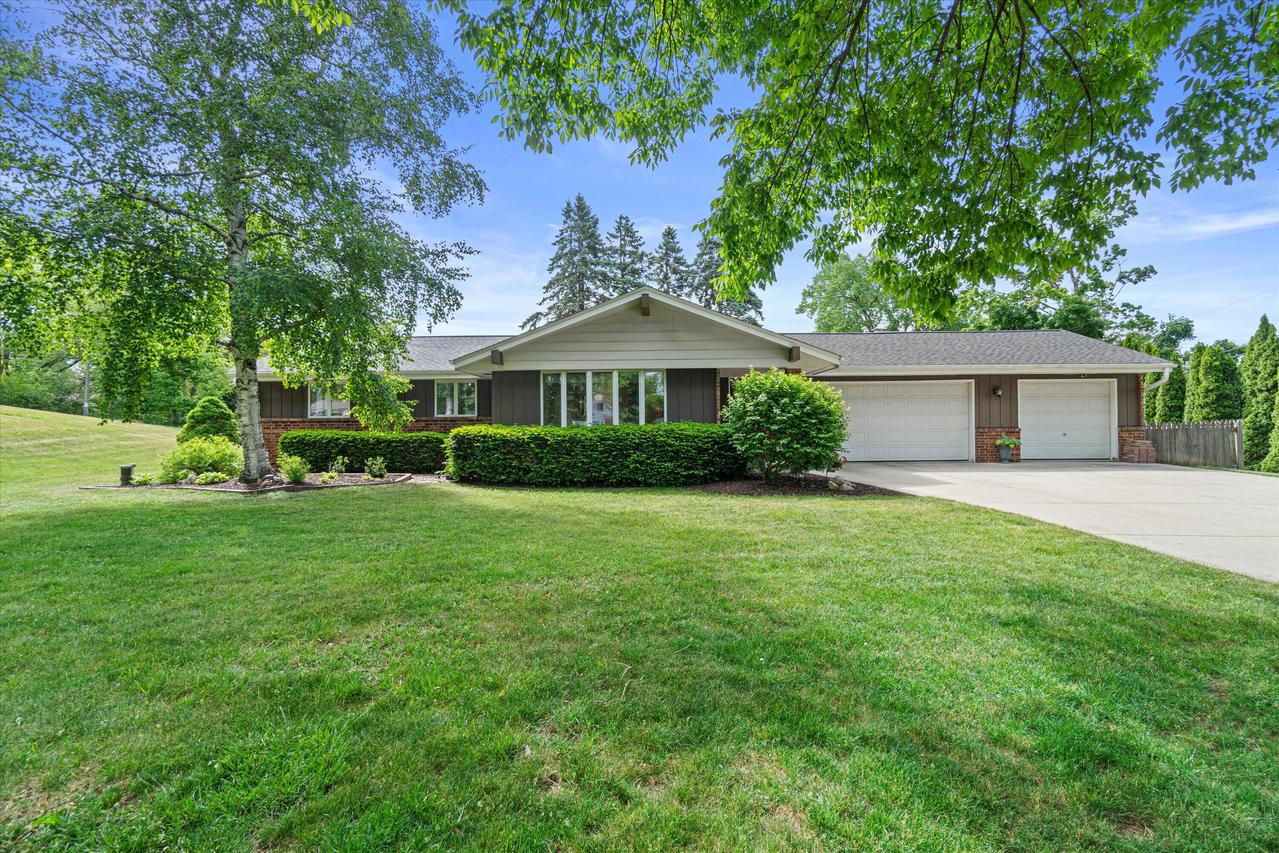 3560 Goetz Dr, Brookfield, WI 53005