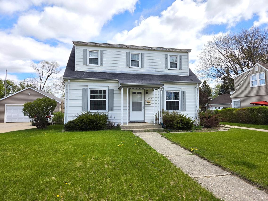 1043 Birchwood Dr, West Bend, WI 53095
