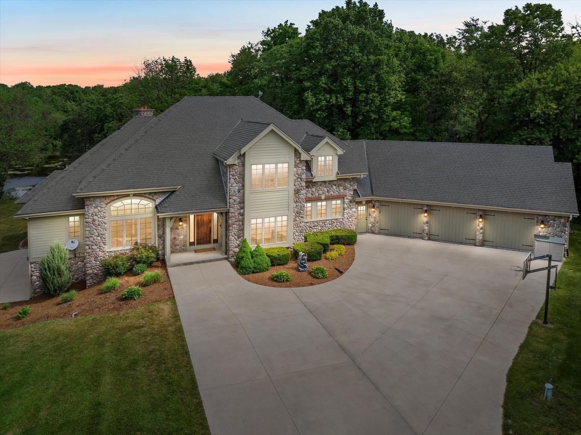 N69W34498 Oconomowoc Rd, Oconomowoc, WI 53066