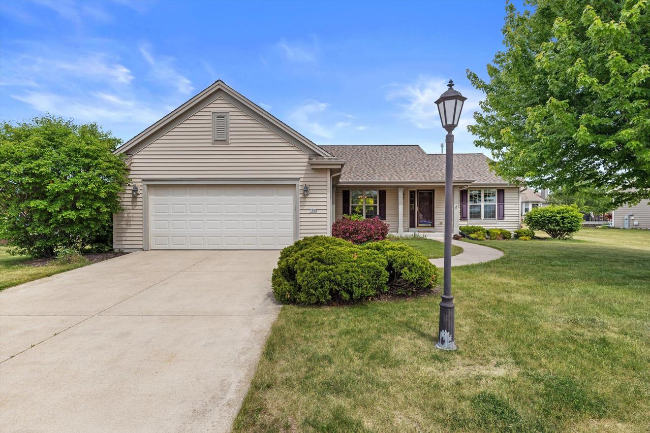 1345 Bluebird Dr, Oconomowoc, WI 53066