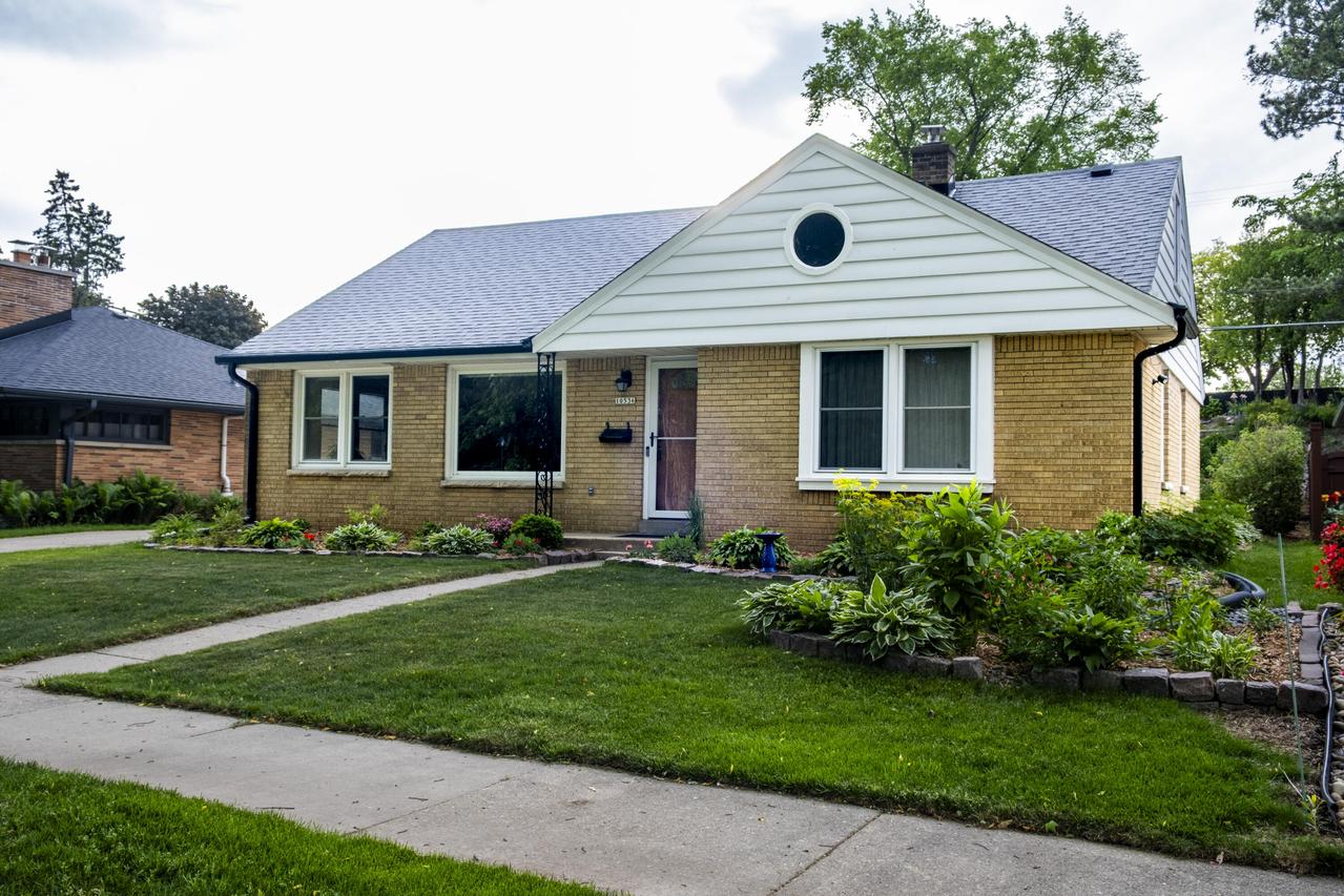 10536 W Grantosa Dr, Wauwatosa, WI 53222