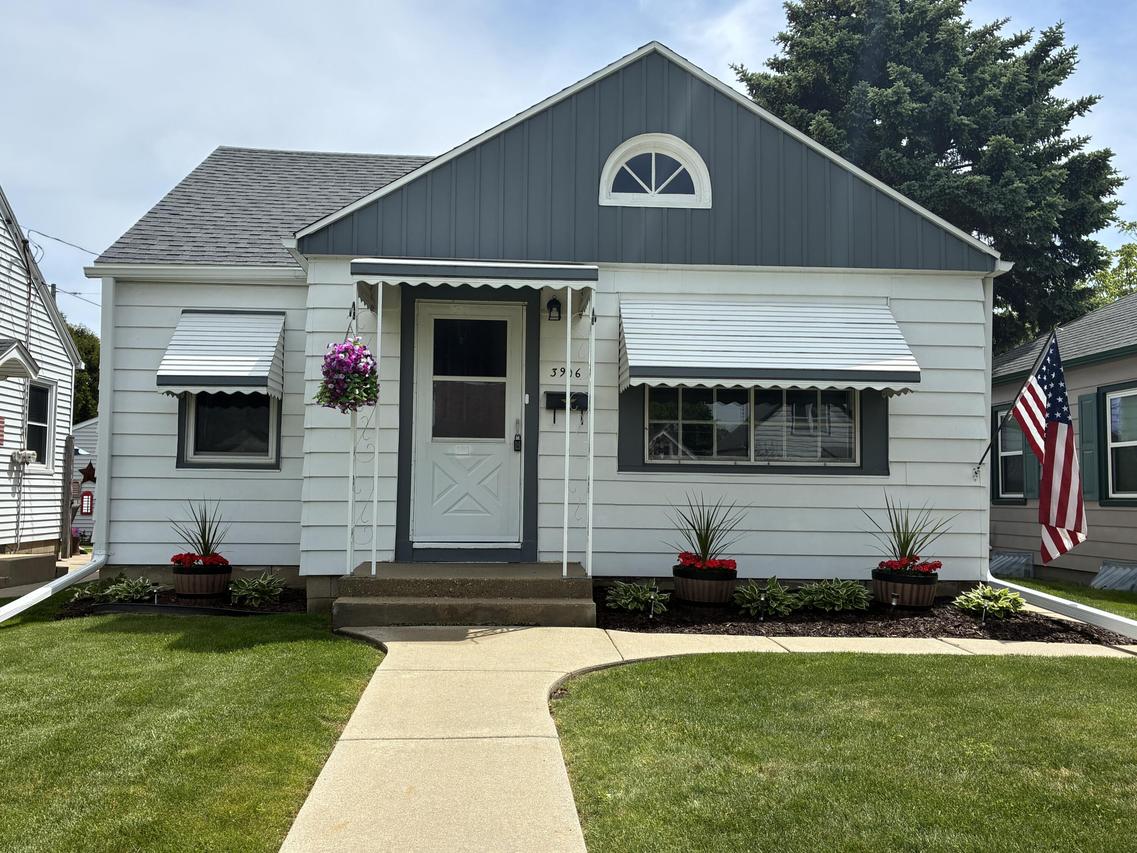 3906 S Kirkwood Ave, Saint Francis, WI 53235