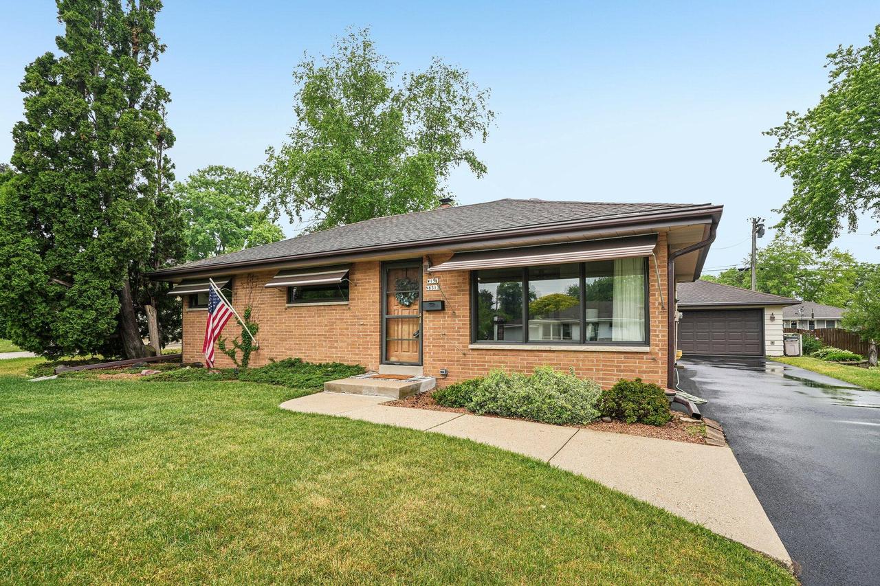 W151N8313 Thomas Dr, Menomonee Falls, WI 53051