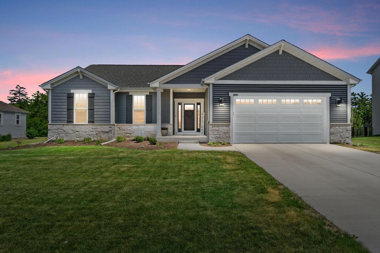 9644 S Bergamont Dr, Franklin, WI 53132
