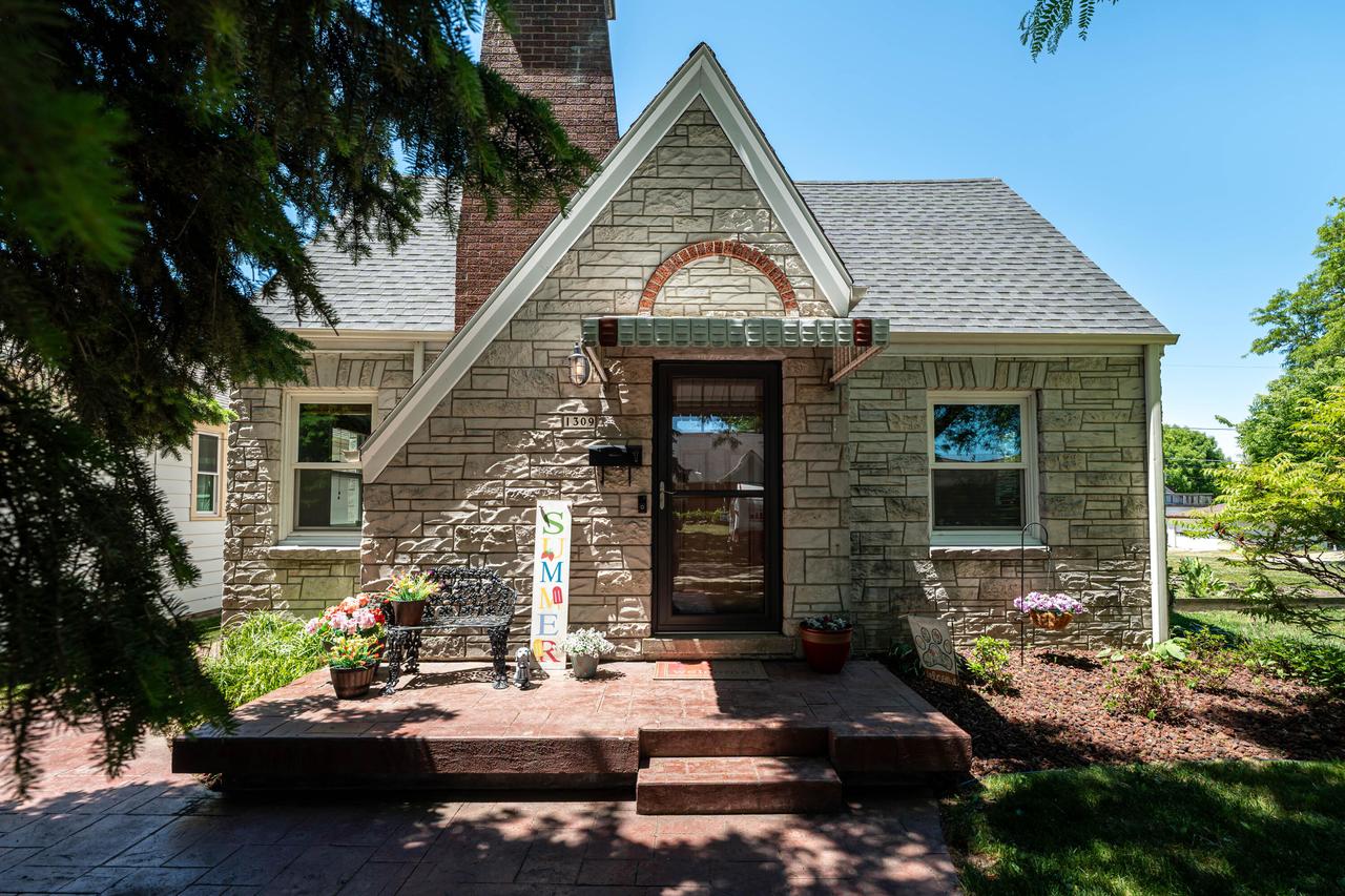 1309 S 91st St, West Allis, WI 53214