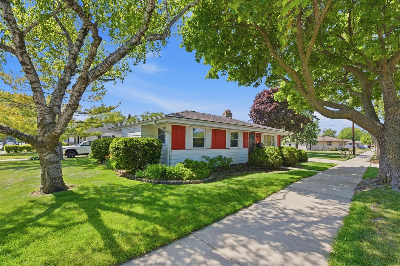 3520 Knoll Pl, Racine, WI 53403