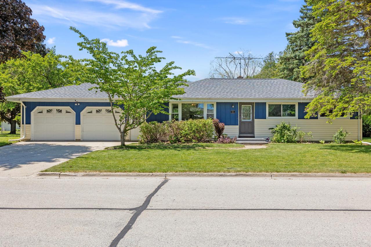 21 Crestwood Dr, Elkhart Lake, WI 53020