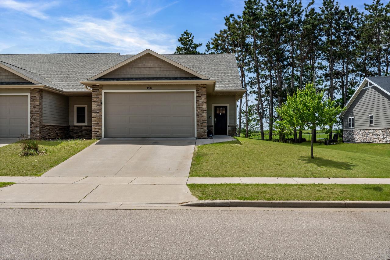 1816 Prairie Pl, Holmen, WI 54636