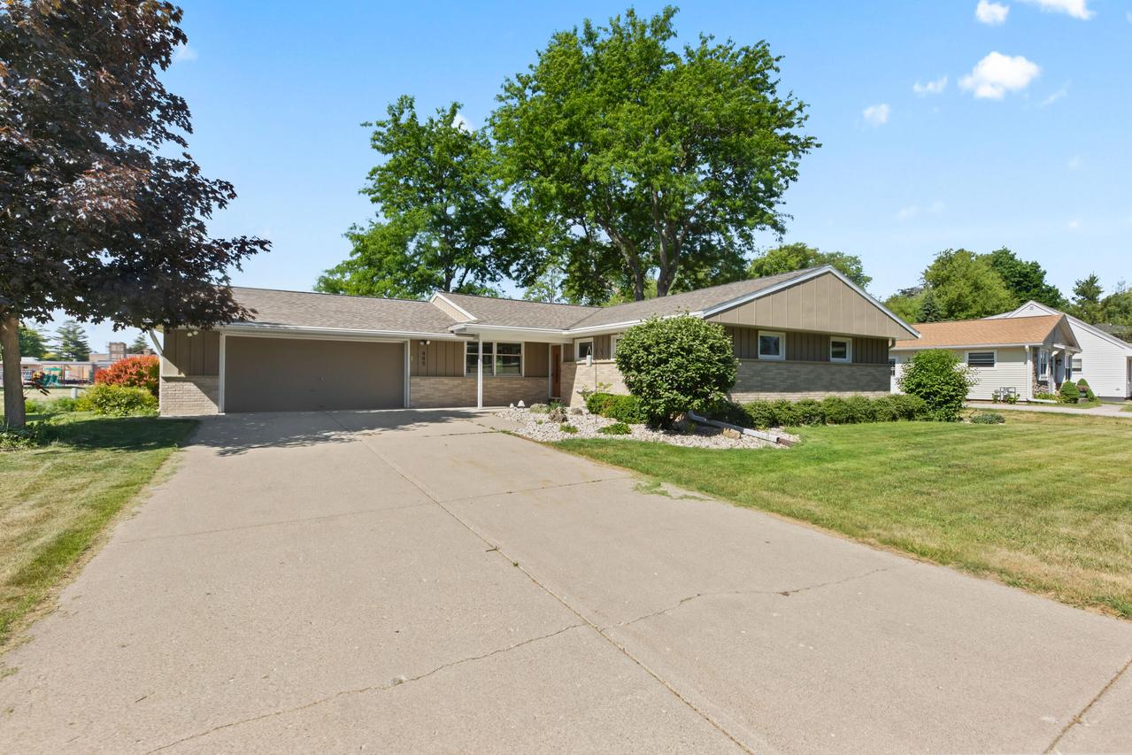 445 E Harvard St, Oconomowoc, WI 53066
